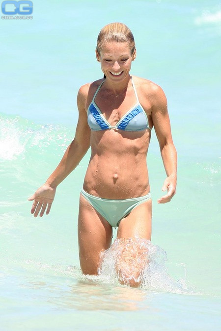 Kelly Ripa Topless jackson michigan