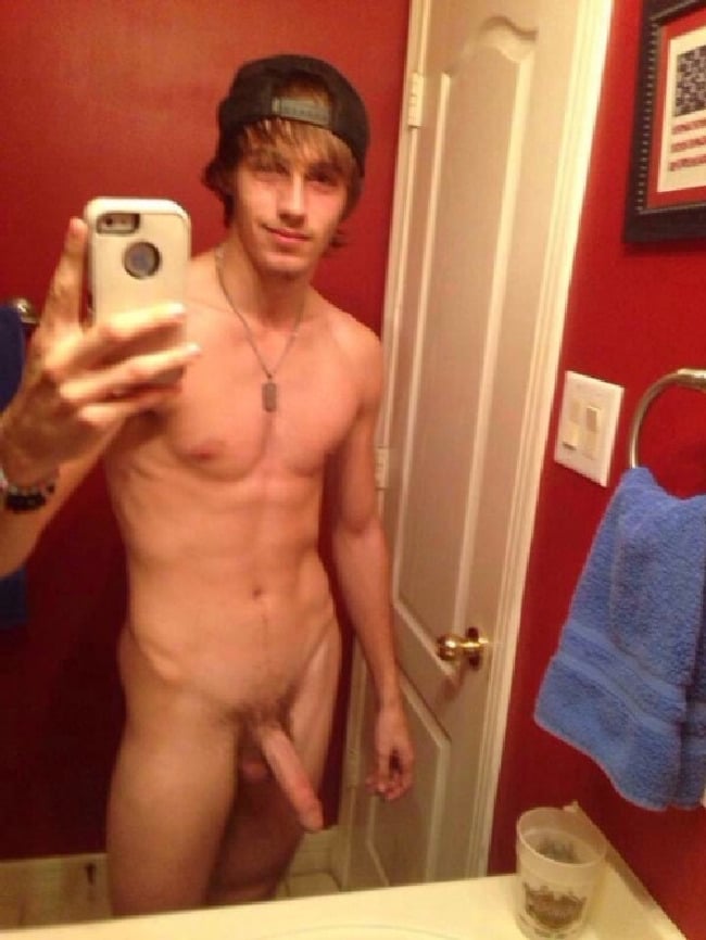 Nude Hung Men follando encima