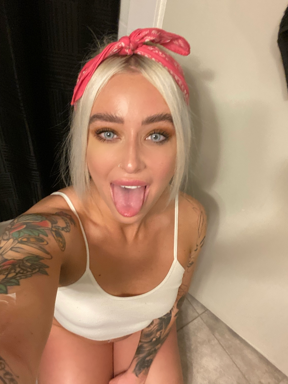 cheyanne burkhalter recommends ashley wolf onlyfans leak pic