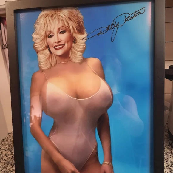 Did Dolly Parton Pose Nude her glasses