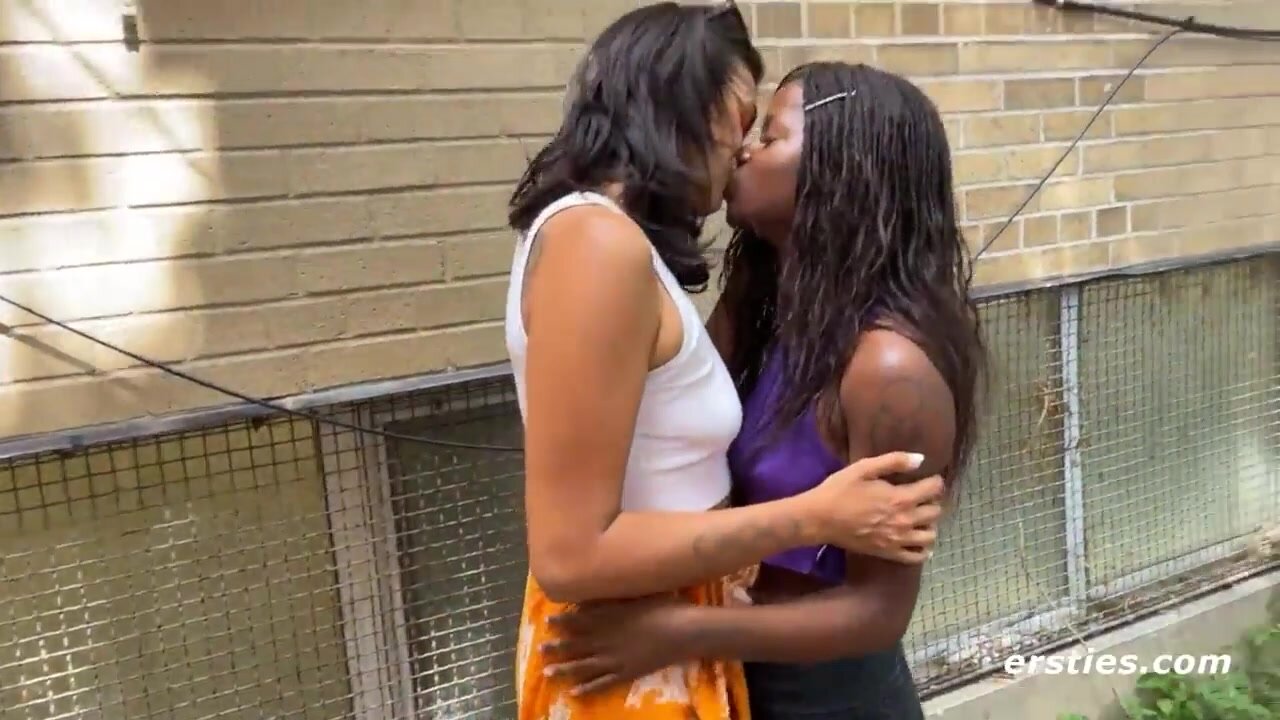 exhibitionist lesbians