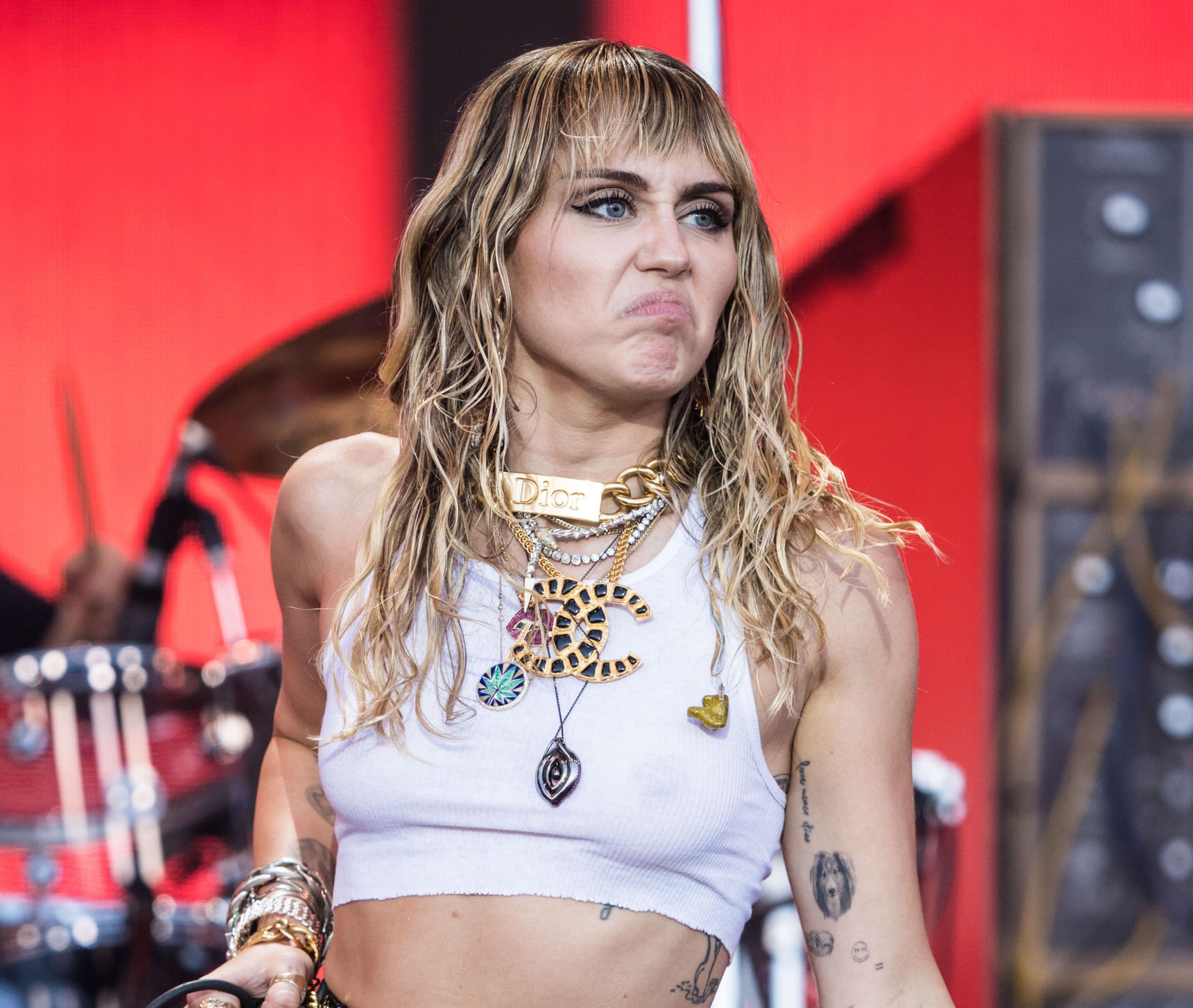 anne marie werner recommends miley cyrus bloejob pic