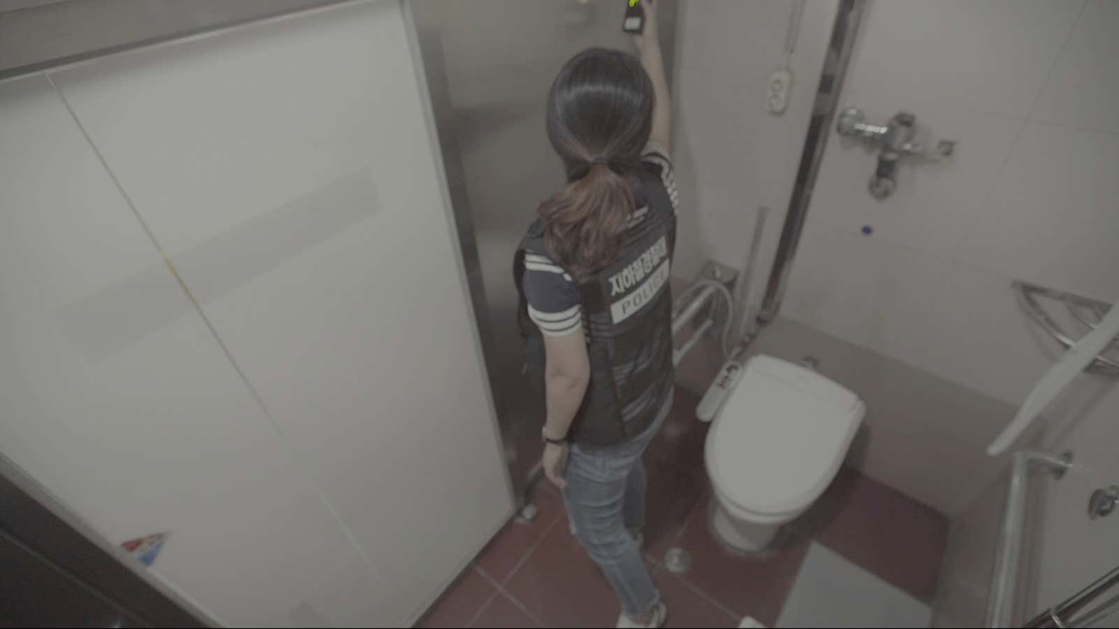 amy wunderlich recommends asian toilet cam pic