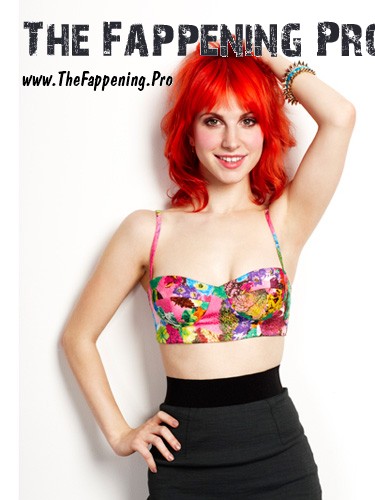 Hayley Williams Titties frontal nudity