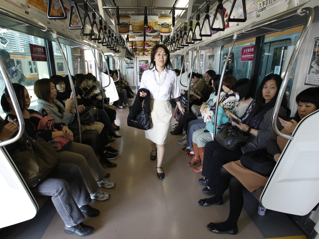 billie clay recommends japanese train upskirt pic