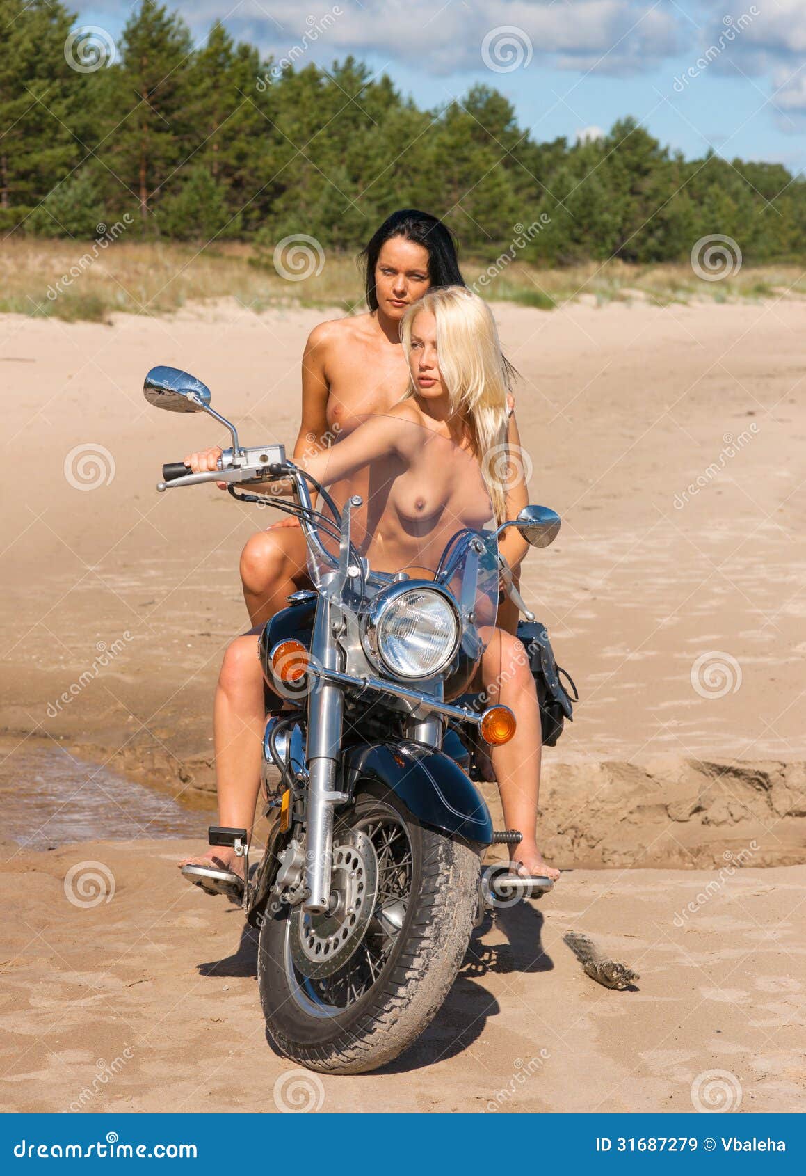 do thu tra share naked woman on a motorcycle photos