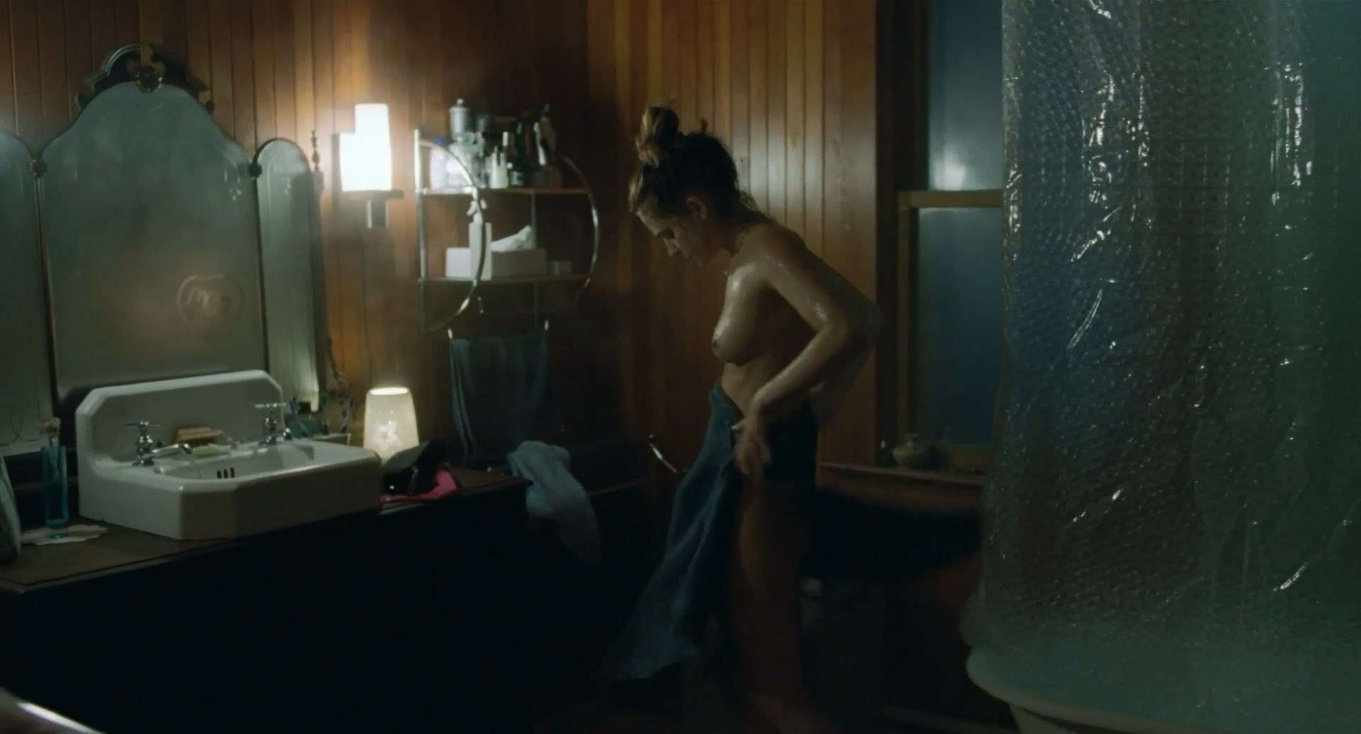 riley keough butt